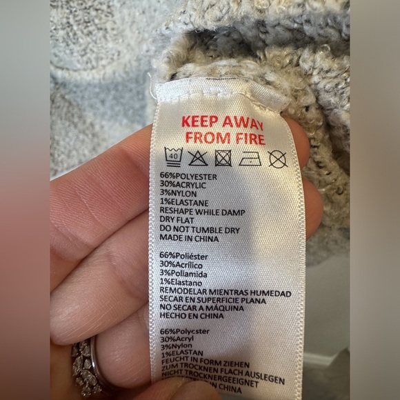 Urban Outfitters Women’s Sharde Boxy V-Neck Crop Gray Sweater Size M - Picture 5 of 7